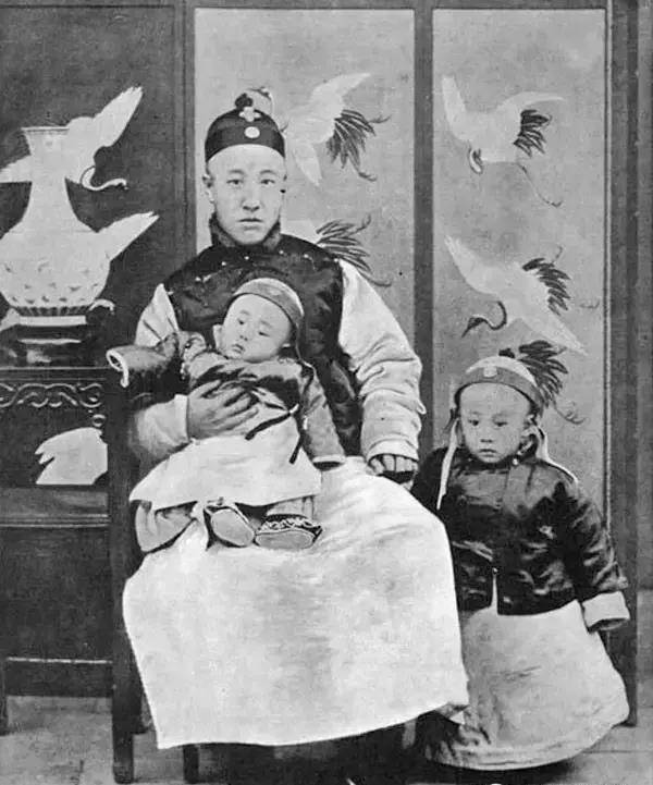 这是两岁的溥仪,生于1906年.父亲载沣是光绪帝同父异母的兄弟.
