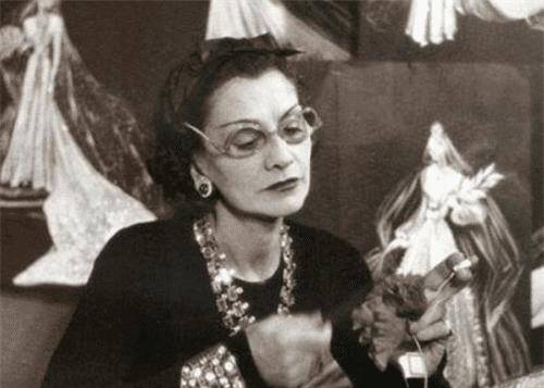 香奈儿为啥那么贵?她曾是军官圈养的金丝雀,后凭着男人闻名世界