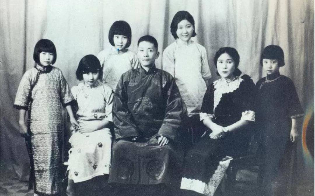 蒋佐梅:父母只有五个女儿,她也生了5朵金花,三女儿最有名