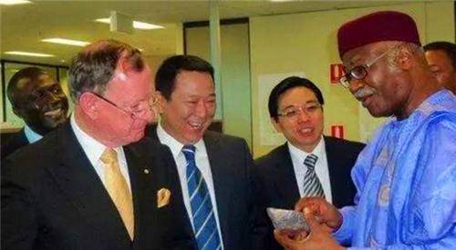 他汶川地震捐5000万,以慈善家示人的他,背后却是沾满鲜血的恶魔_刘汉