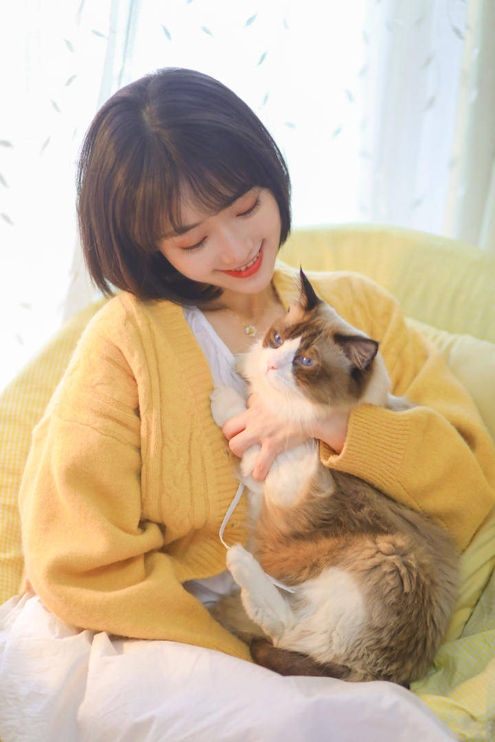 抱着猫的清纯短发女生头像高清写真