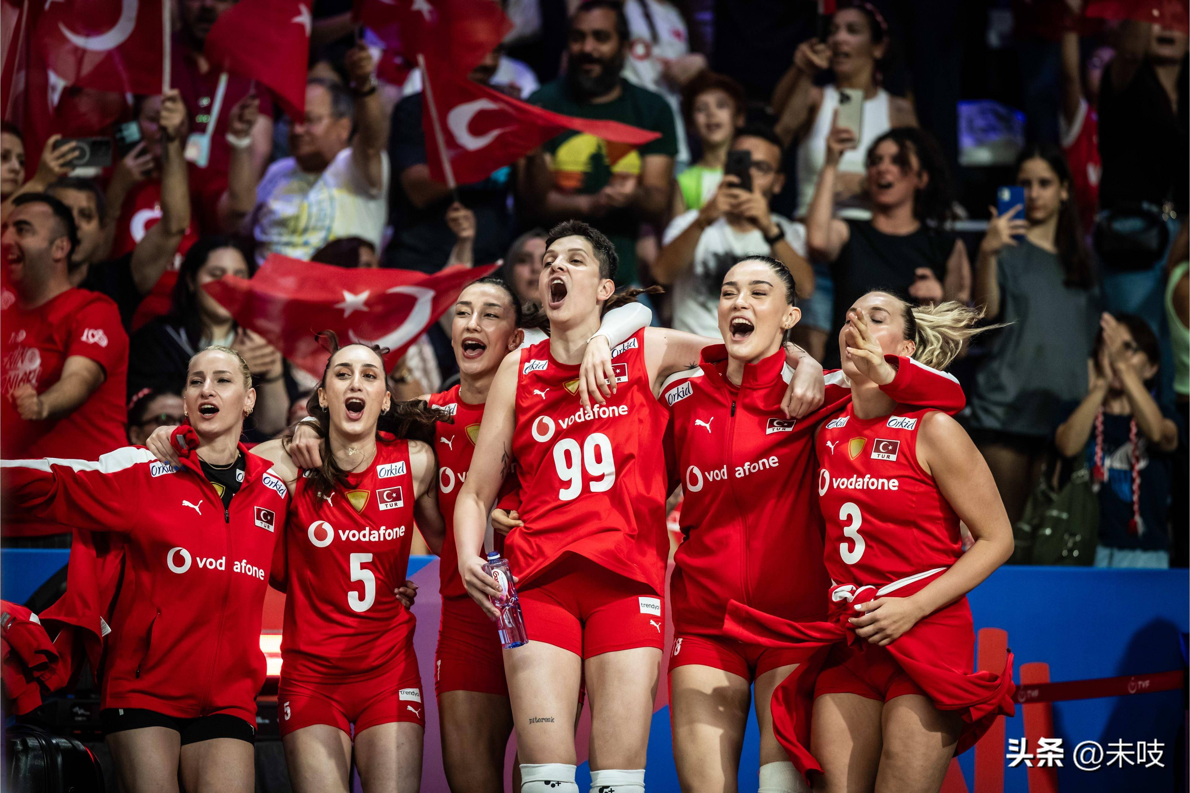 世界排名:美国女排3-0升第4,日本0-3波兰掉第8,中国女排居第6