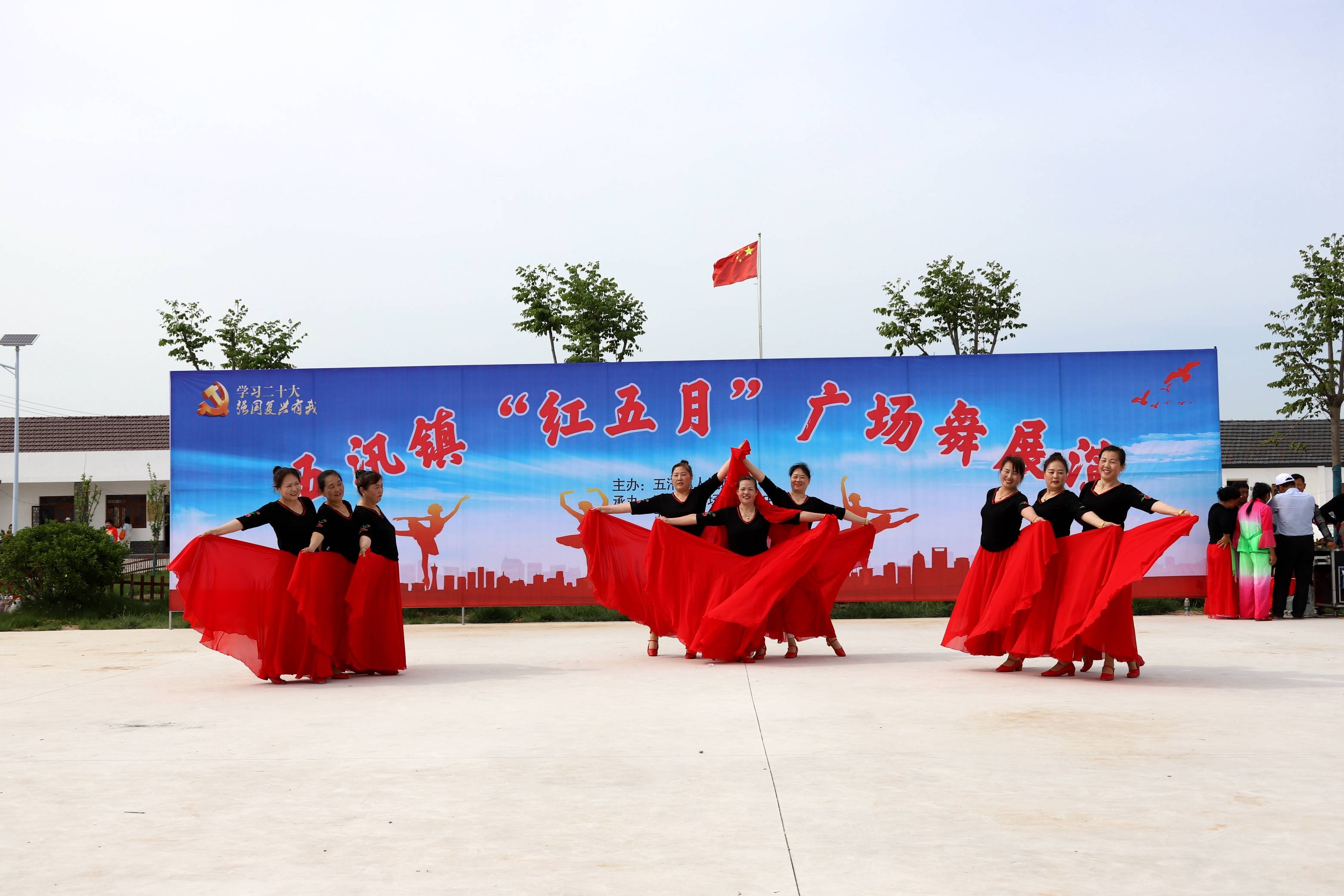 江苏省滨海县五汛镇"红五月"广场舞展演红红火火