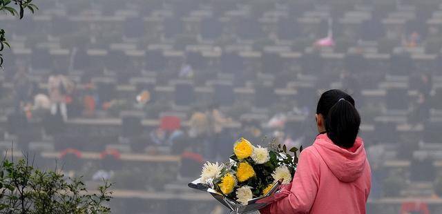 人死后为何要烧纸?流传了几千年的习俗,当然并非只是因为迷信