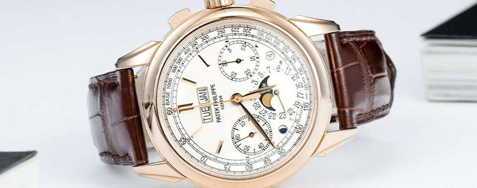 步骤3:使用一块三叶草(专业工具),将机芯放在三叶草顶部.