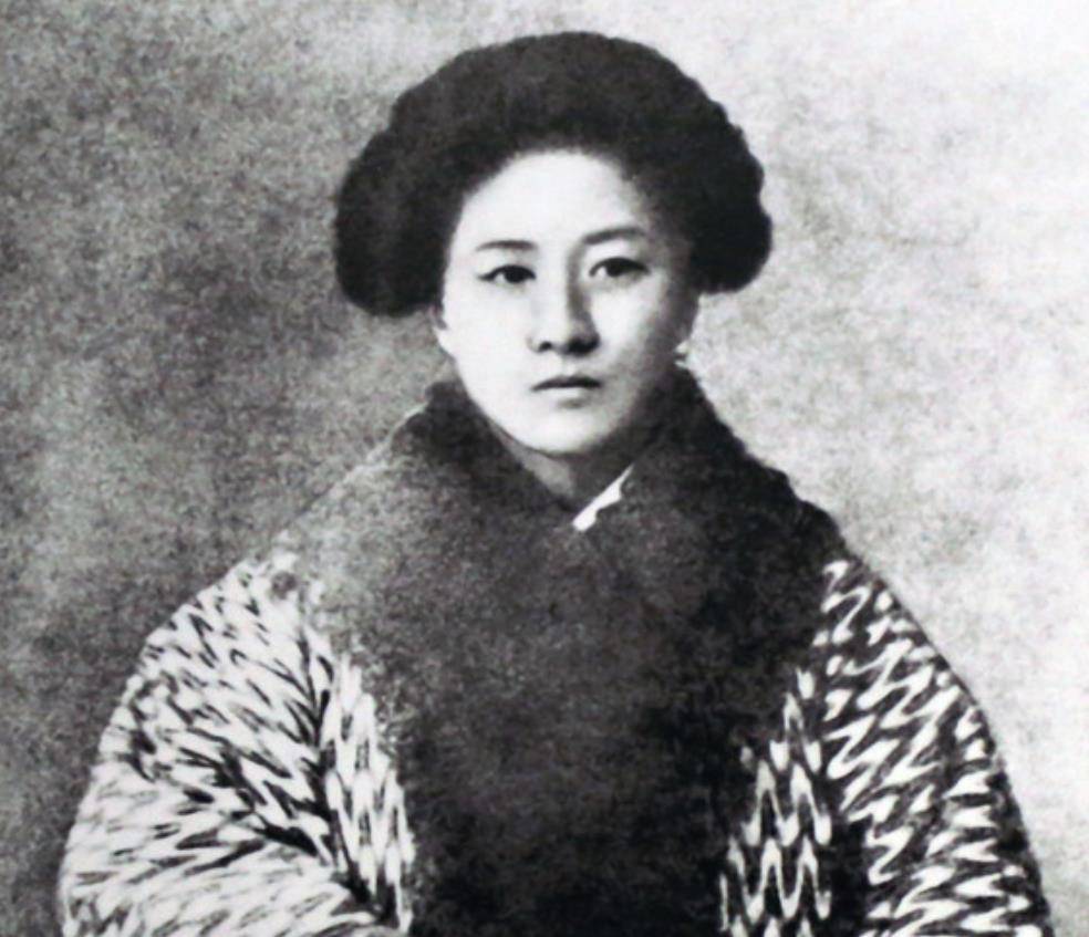 当时葛兰英的女儿蔡畅刚刚出世.