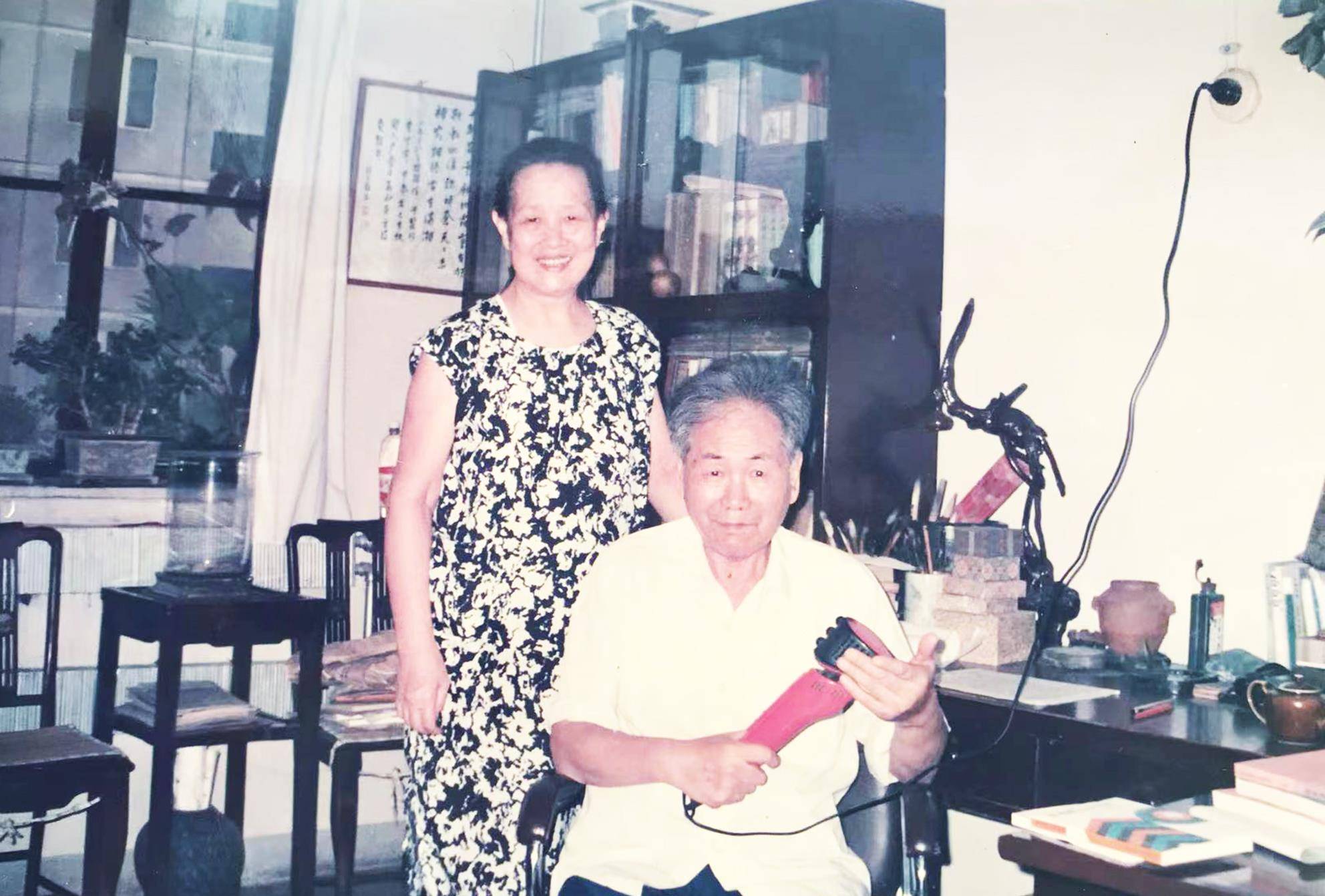 "乍一听到钟耀群成了端木蕻良的夫人,不由得一阵惊喜.