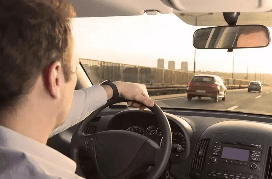 我开车5年后,才知道油门一踩一松更省油,都是吃亏换来的经验