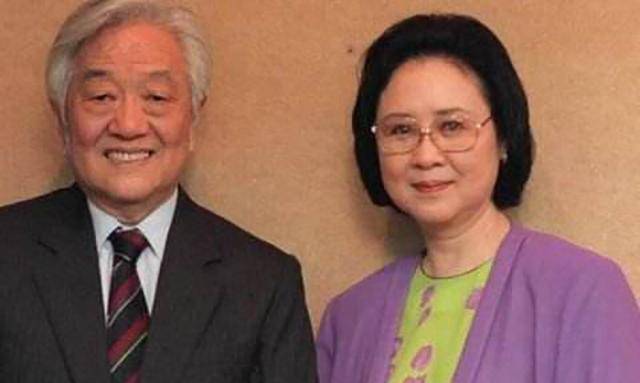 初见时一眼万年,情不知所起,他为结婚以死相逼,往后纠葛56年