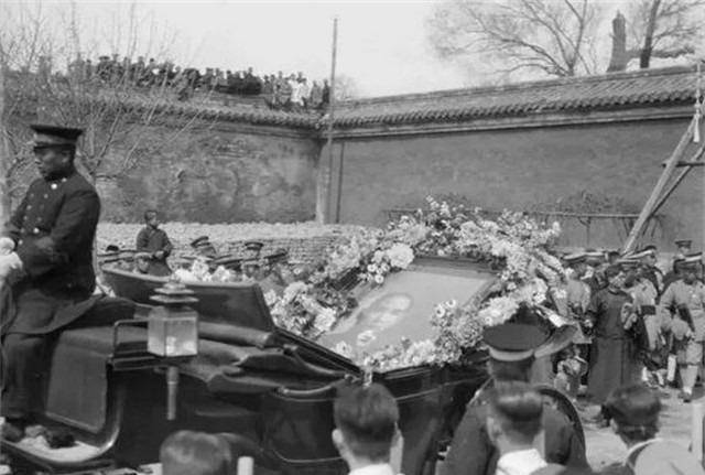 孙中山辞世后,遗体为何要更换3口棺材?其中1口为何躺着梅兰芳?