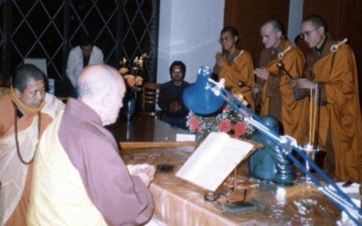 77岁还能二指禅倒立?海灯法师去世多年后,徒弟揭开真相:是假的