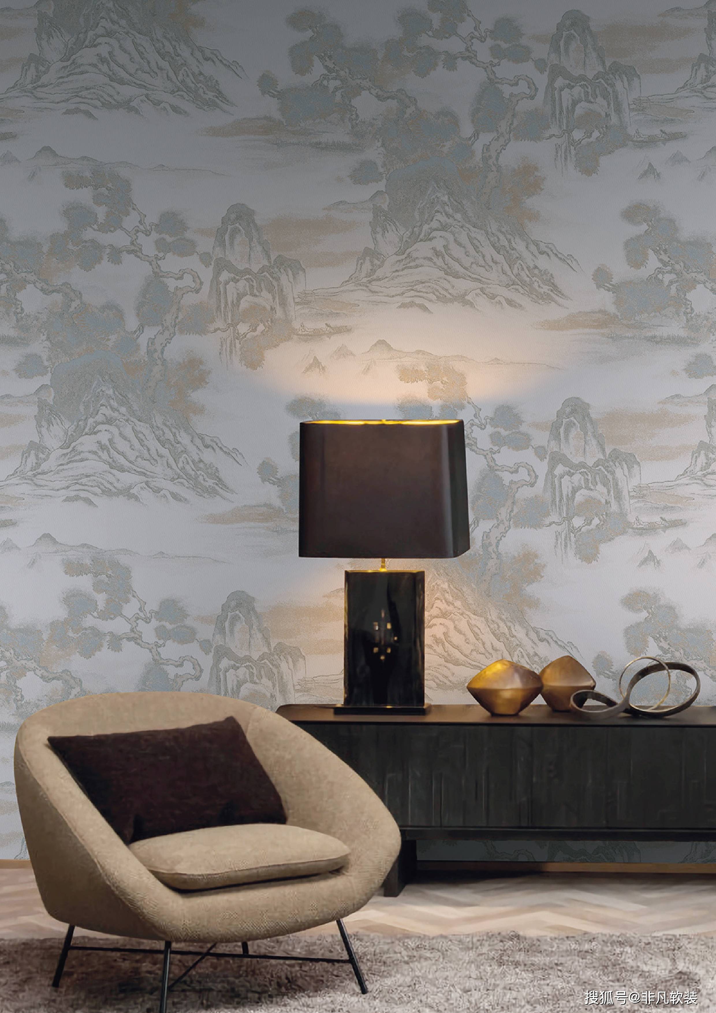 这款墙布上的山水元素可能正是借鉴了山水画中的精髓,通过抽象和简化