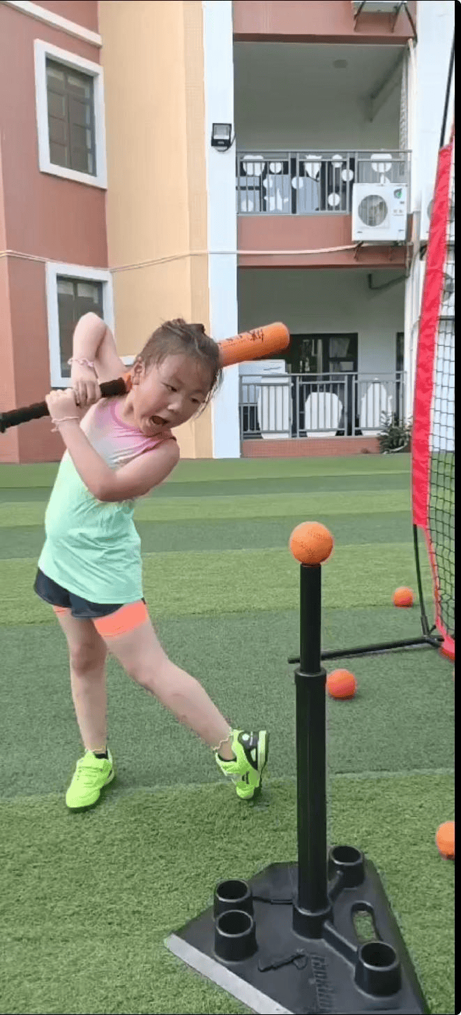 第一届"黑山谷 杯"川渝青少年棒垒球联赛 形象大使—程舒妍