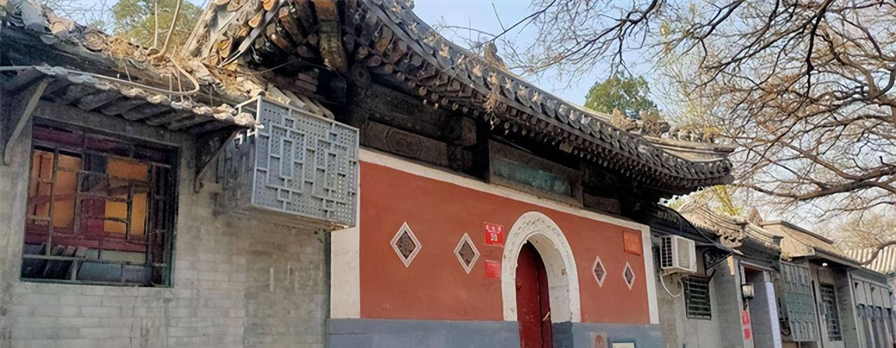 然而,由于日本人在北京无恶不作,导致孙耀庭的生活越发艰难,他不得不