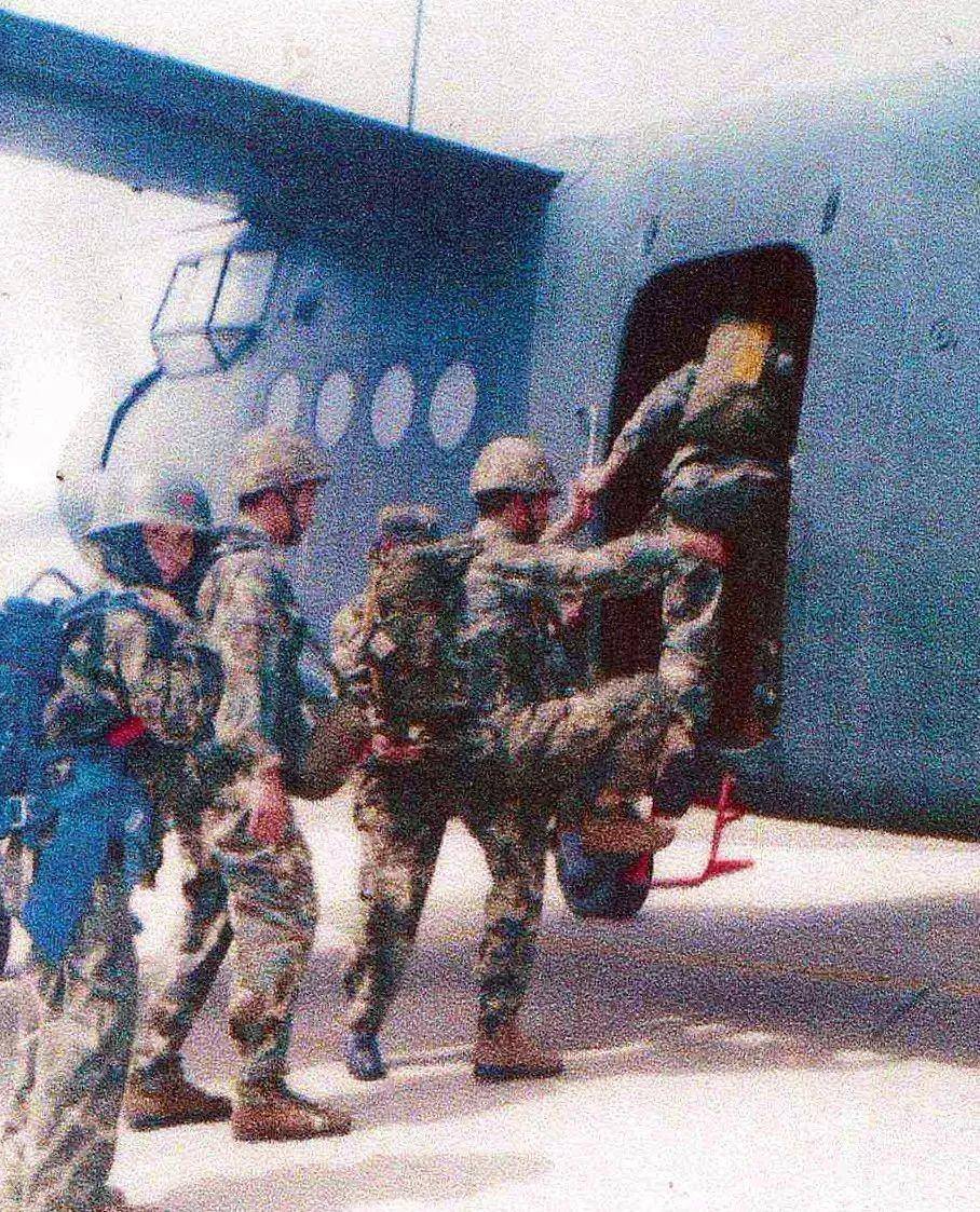 2018年,一对八旬老人身穿空降兵服,到银行转账300万,惊动警方