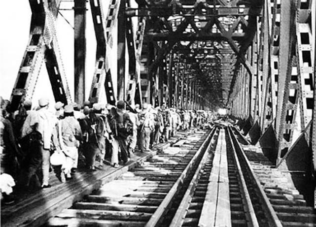 51年,"人体螺丝钉"史阜民,用血肉之躯捍卫了18列军车的物资