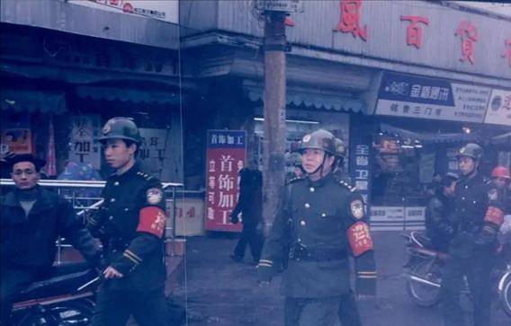 他是《征服》中的神秘大哥,原型更为猖狂,28岁被特警一枪毙命