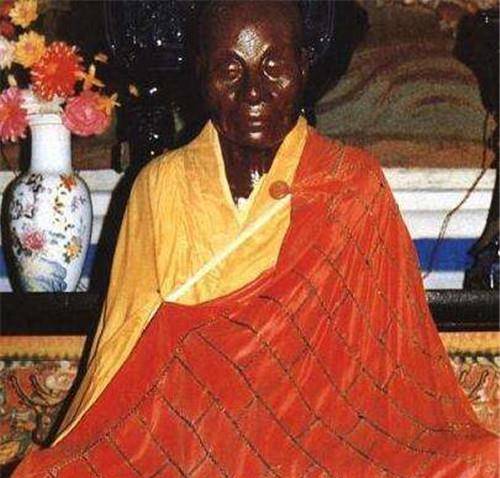 一个月后,一个送药的弟子再次进入元际房间时,发现他在床上维持打坐的