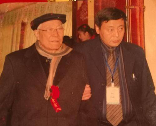 他是山东省原副省长,十三大当选中顾委委员,退休后捐献一所小学