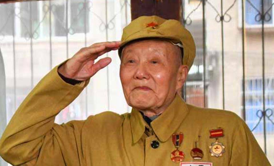 共和国功勋张富清:战场敢做突击队,建设争当排头兵