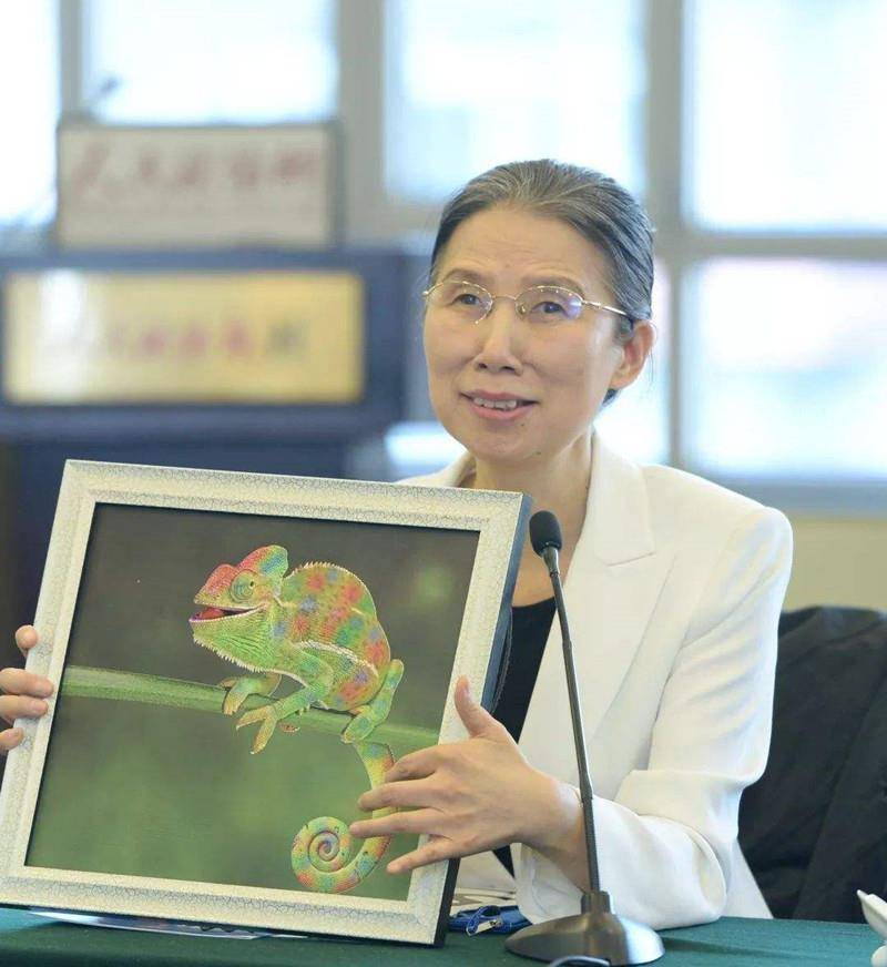 "此后的几天,杨佳就将自己关在空荡荡的房间里,将自己裹挟在令人窒息