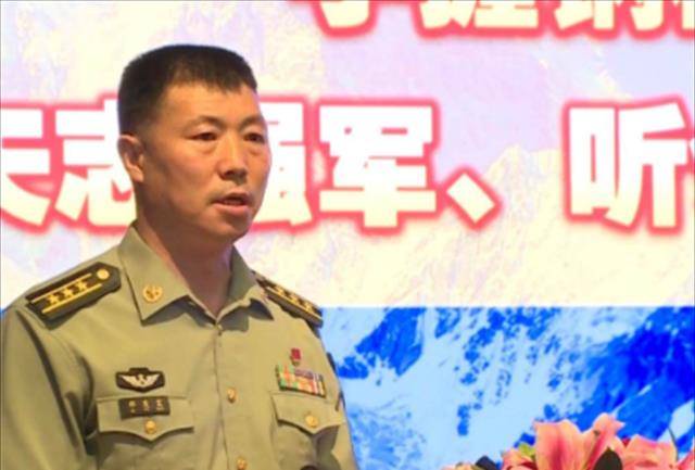 "卫国戍边英雄团长"和2位哥哥全家福合影,老祁家出了2位军官