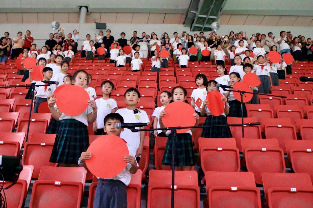 上海海港主场举行公益活动 携手听障少年共庆六一儿童节_看台_蜗牛