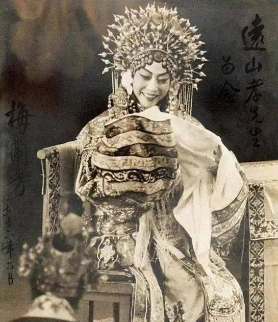 梅兰芳多有钱?月薪2100的50年代,出场费高达10根金条,什么概念