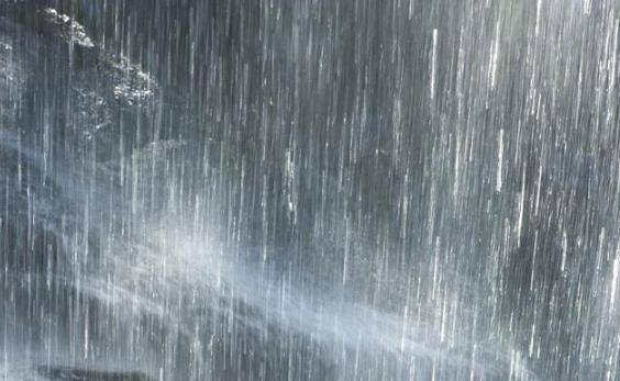 大雨转雷阵雨图片