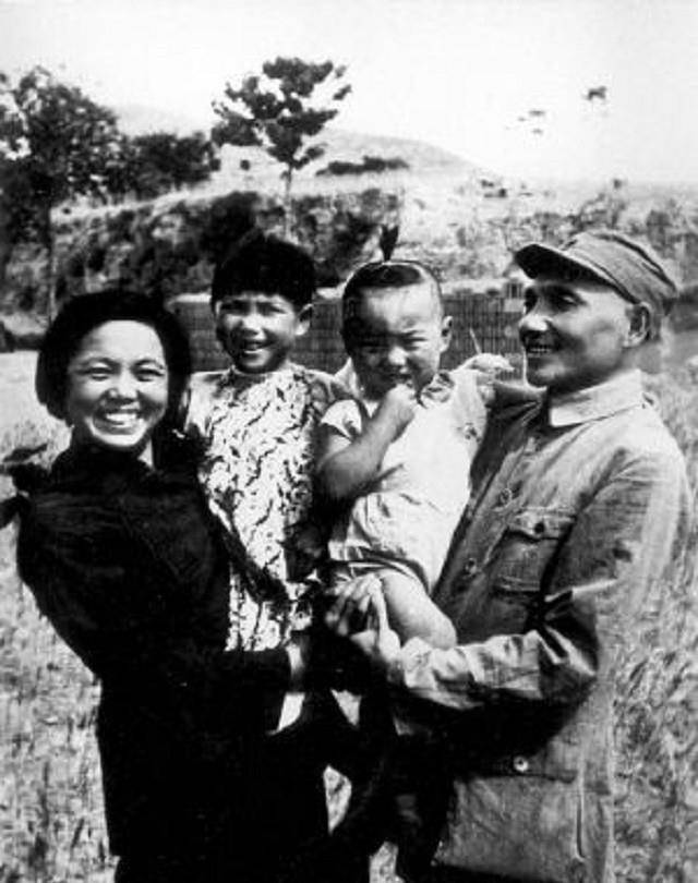 卓琳追悼会:现场万人送别,子女敬献的花圈写着"妈妈我们爱你"_延安_邓