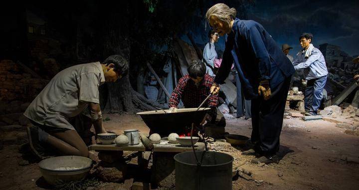 唐山地震中40次列车脱轨,油箱震碎燃起大火,900多人生死自救