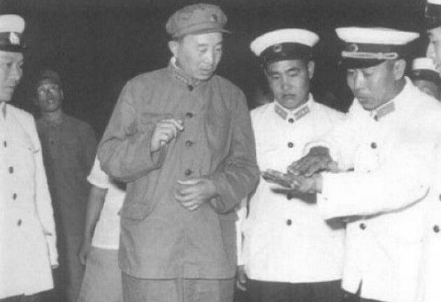 杀害宣侠父的特务,伪装成杂货店老板躲在沈阳,因一封信暴露地址