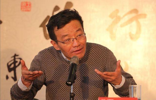 复旦教授王德峰:上课香烟一根接一根,学生和学校为何却不介意?