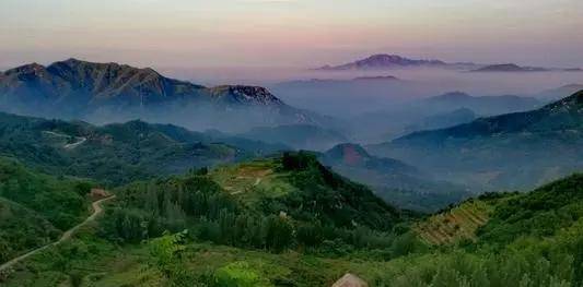 日军大扫荡,八路军干部被老乡带到一悬崖边:请你下去暂时躲躲