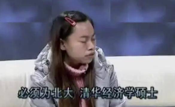 在活动中,她穿着低胸透视装亮相,与另一名网红"贤淑哥"进行了激烈的