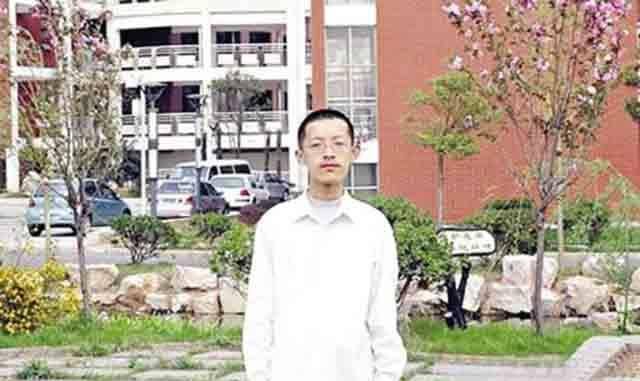 数学带给他的远非只有这些,凭借着优异的成绩,柳智宇成功考进华师一