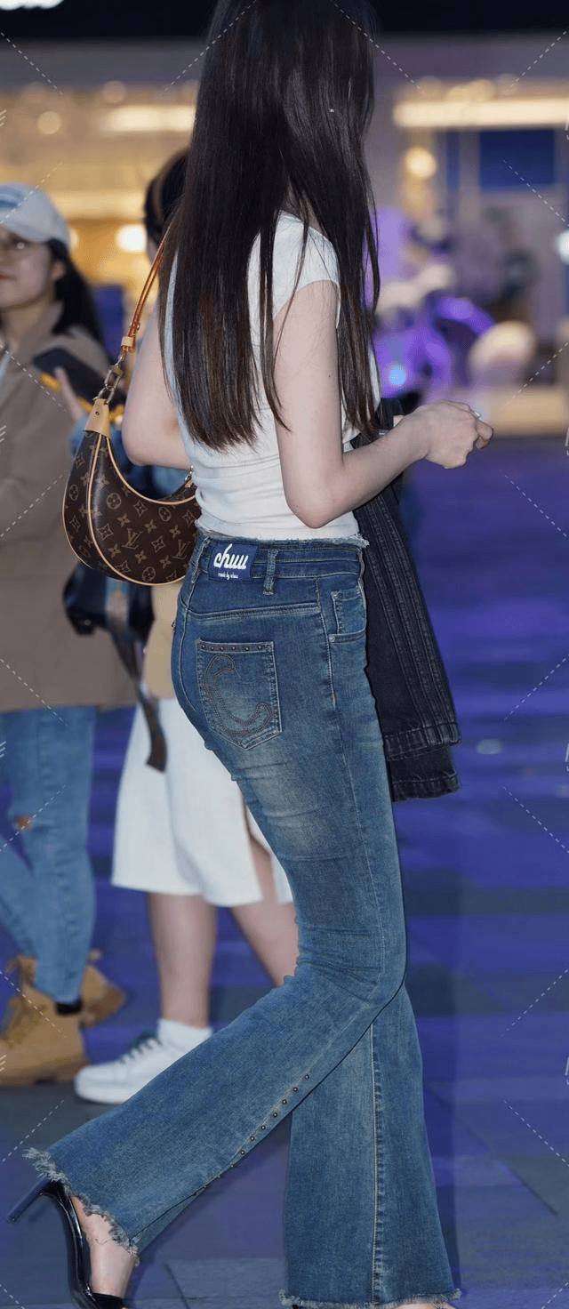高挑身材牛仔裤搭配,时尚潮流风,都市女孩出行首选!