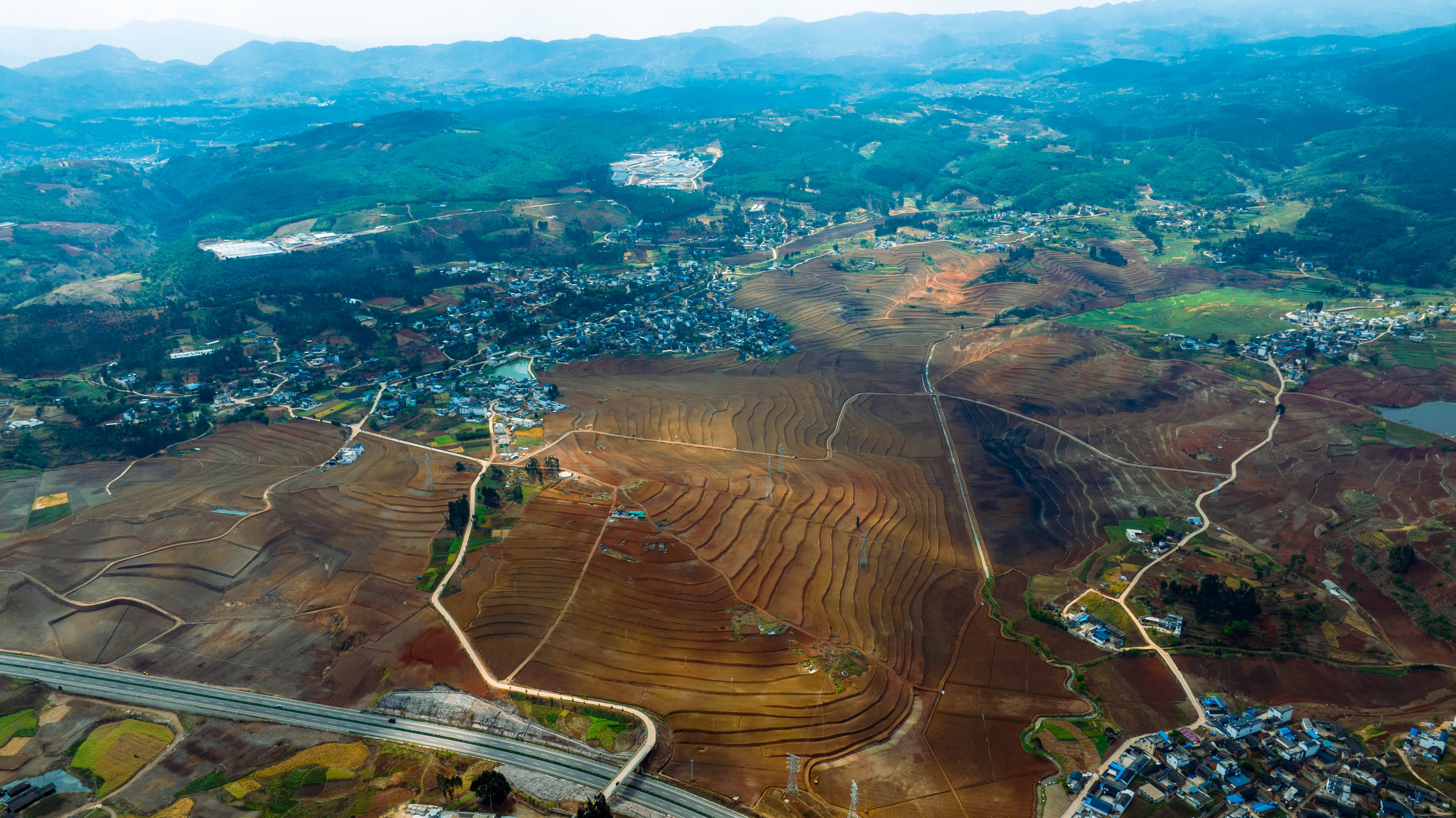 隆阳区西邑乡铺门前村首笔土地流转租金发放 村民喜笑颜开