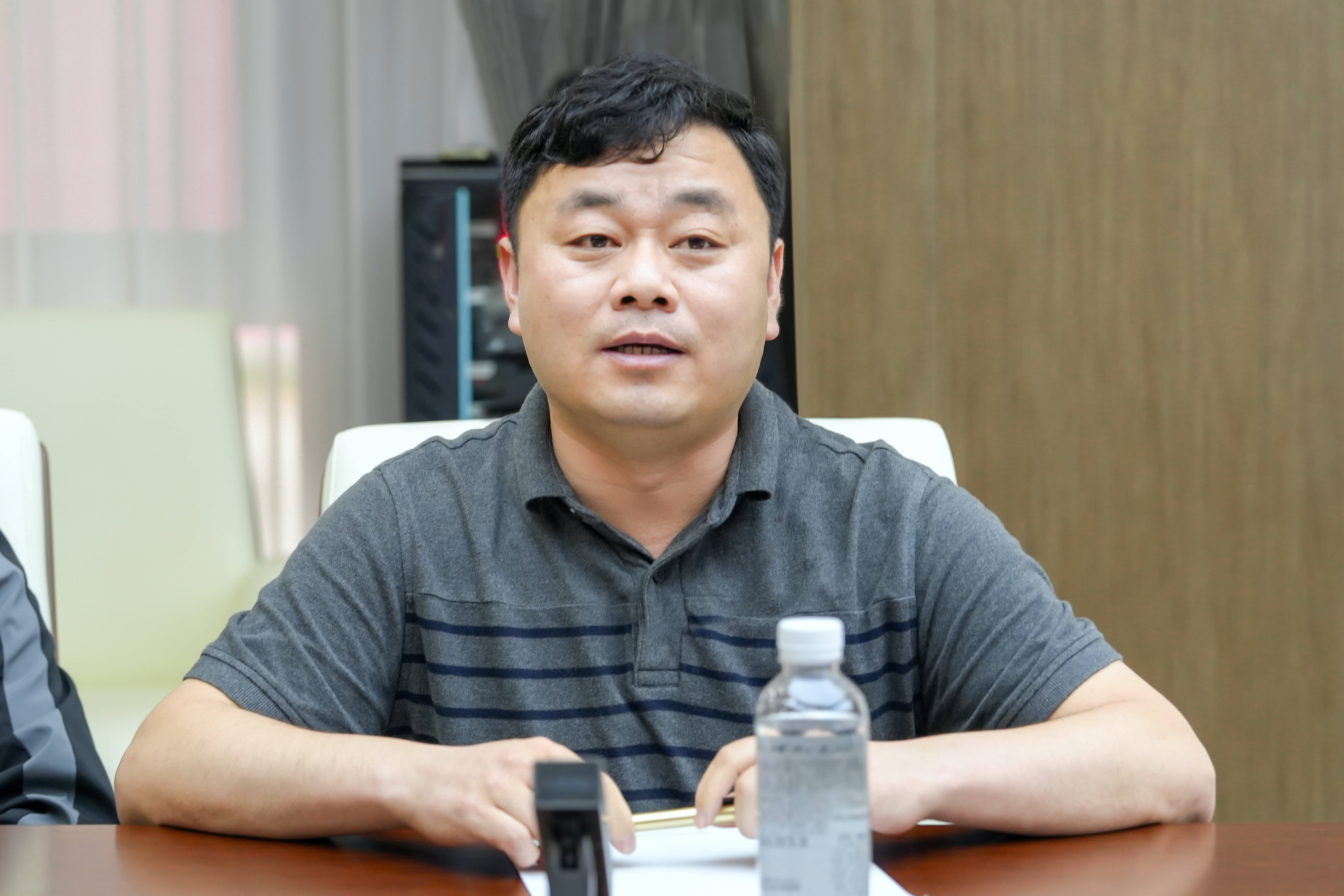 座谈会上,营销副总韩亮代表董事长对参会经销商朋友表示欢迎