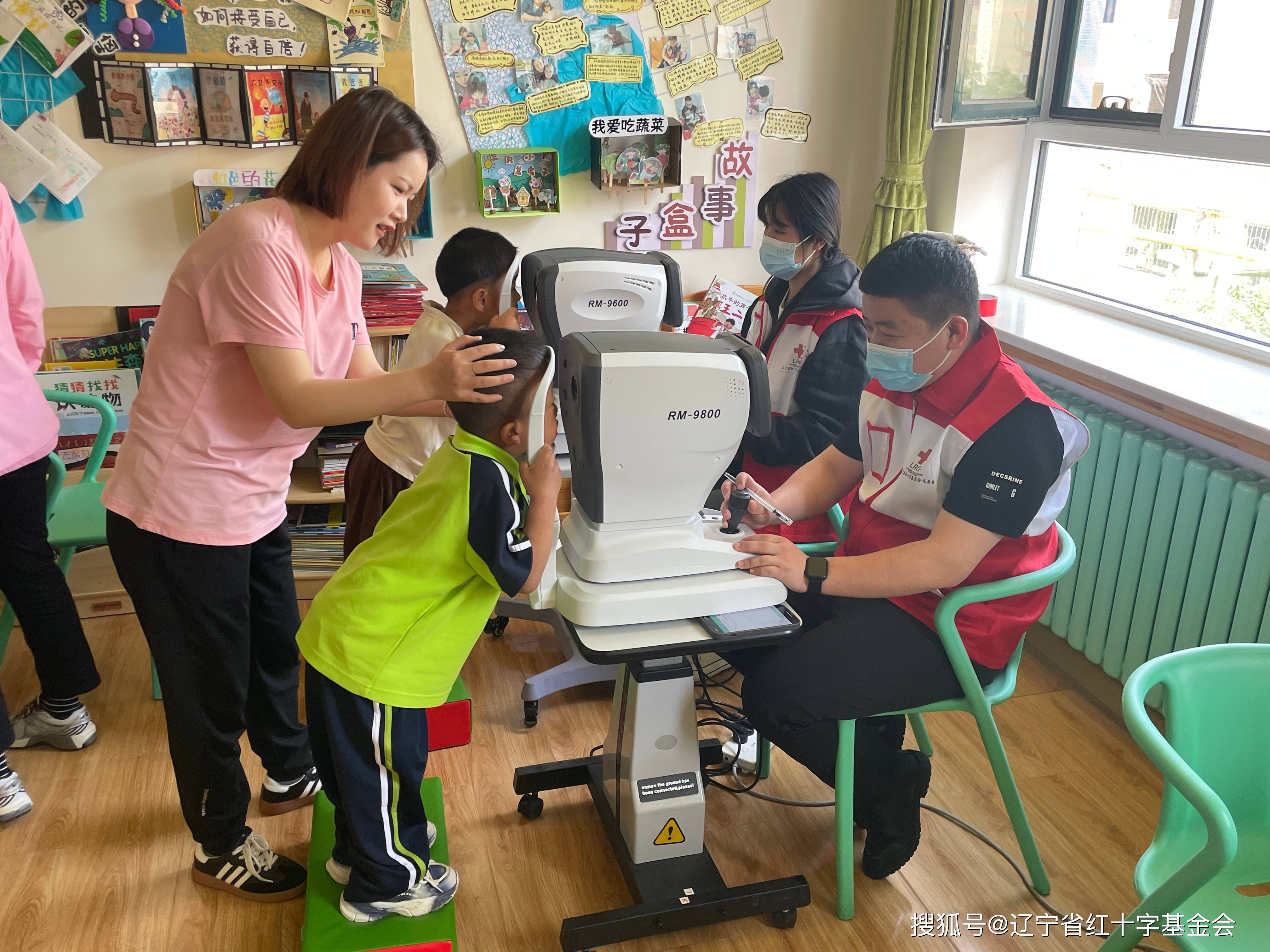 "爱眼小屋"志愿者走进盘锦开展视力检查