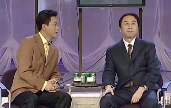 2005你那鸡年春晚,冯巩,朱军搭档《笑谈人生》,临上场之前,才被通知有