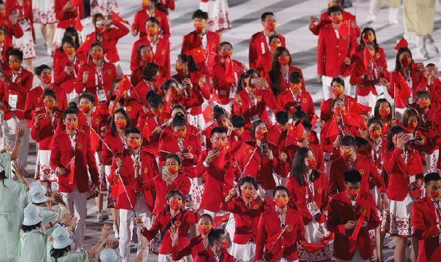 "孤独"的奥运冠军:夺冠后没披国旗,亦无掌声,只身绕场