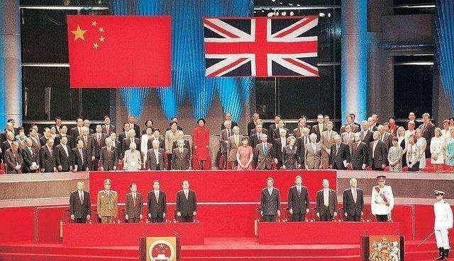 1997年香港回归啥样?场景让人泪目,图四港督女儿好美!