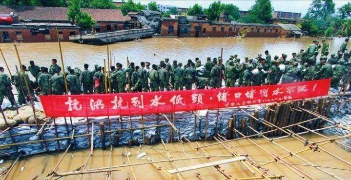 98年长江大堤即将溃决数十万人未撤离,连长下令:全连死守30分钟