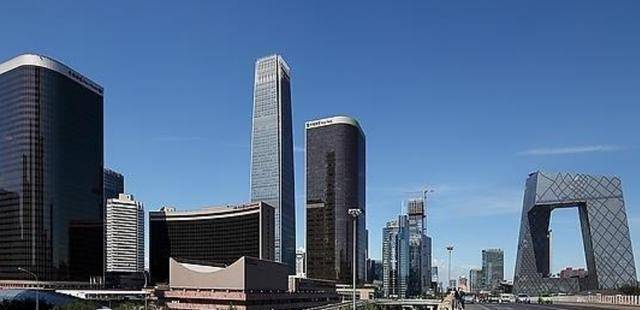 北京国贸大厦,长安街的地标性建筑之一,是郭鹤年投资建造的,因为撕屯