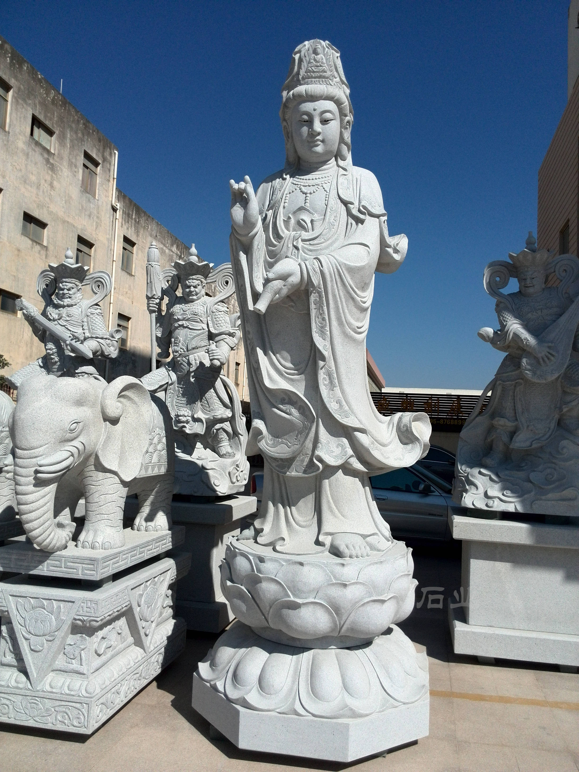 雕刻精美的佛像可以增添寺庙祠堂的庄严氛围,让人们在虔诚祈福的同时