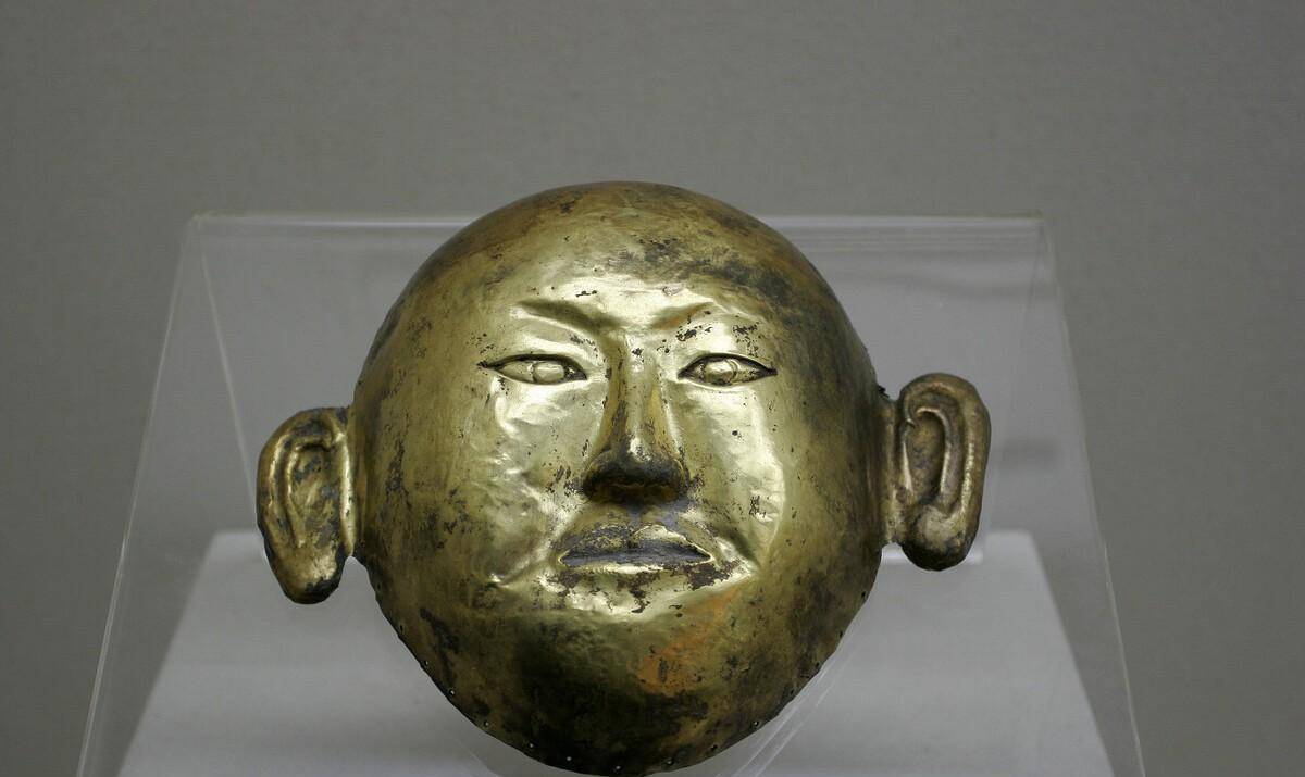 走近尸床时,才终于看清了两具古尸的面部原来覆盖着精致的黄金面具