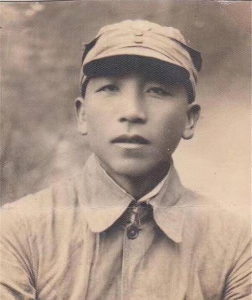 秦基伟正在农场监督劳动,岗哨通知外面有人找,他想:什么事呢?