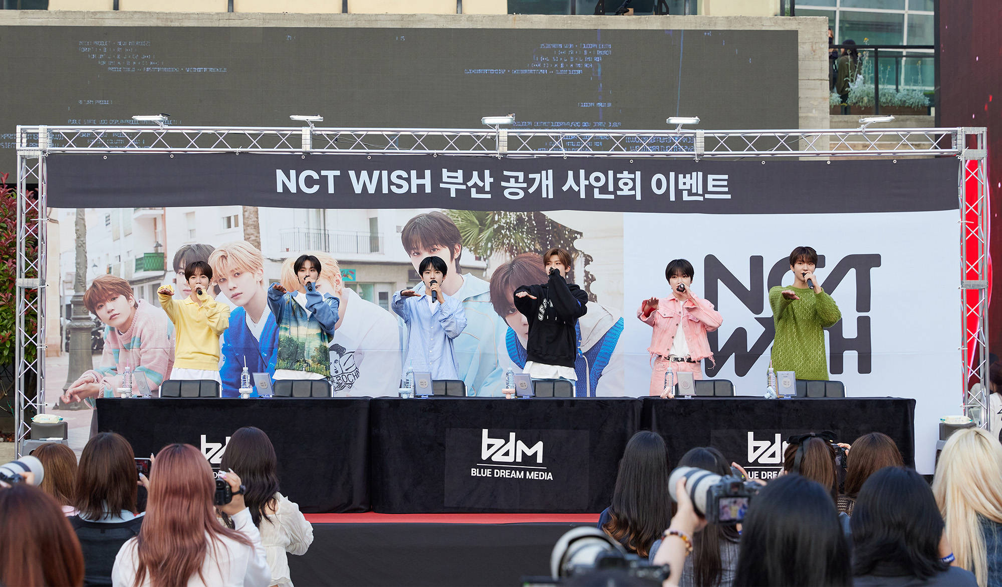   之前NCT WISH在韩国釜山的签售会和粉丝们的心里都是热火朝天空！