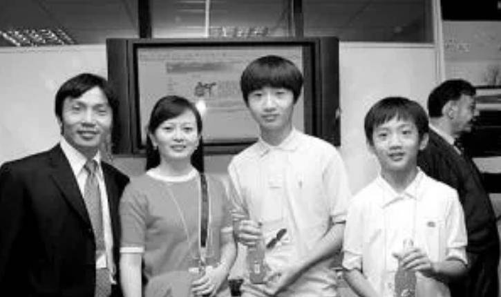 抛妻弃业玩摄影,曾因摄影摔断腰,和江一燕传绯闻_罗红_王蓉旻_父亲